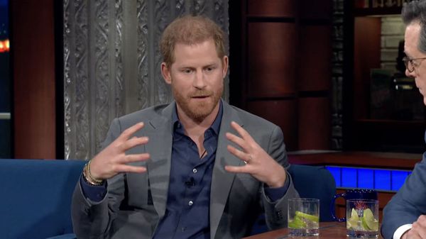 Prince Harry : la symbolique très forte derrière son immuable collier que William lui avait arraché