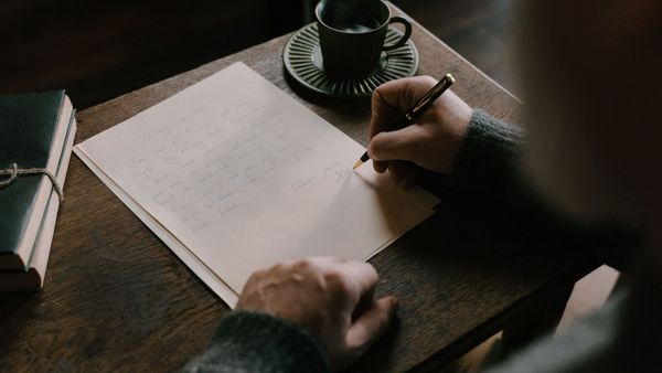 Quinze ans après la disparition de sa nièce, elle reçoit une lettre aussi terrifiante qu’émouvante