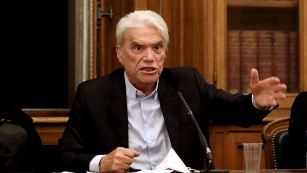 "Son souffle qui s’est arrêté" : les minutes qui ont précédé la mort de Bernard Tapie racontées par son fils Stéphane