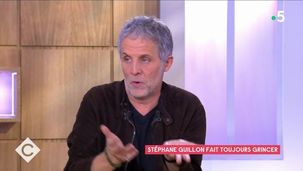 Stéphane Guillon fiancé ? L’humoriste fait une révélation dans C à Vous