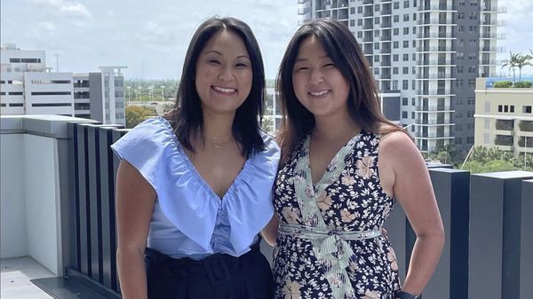 TÉMOIGNAGE. "Jumelles séparées à la naissance, on s’est retrouvées à l’âge de 36 ans"