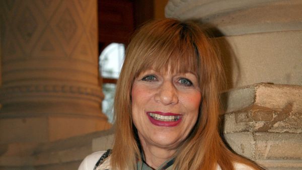 "Une horreur totale" : pourquoi la chanteuse Stone ne veut pas mourir en France