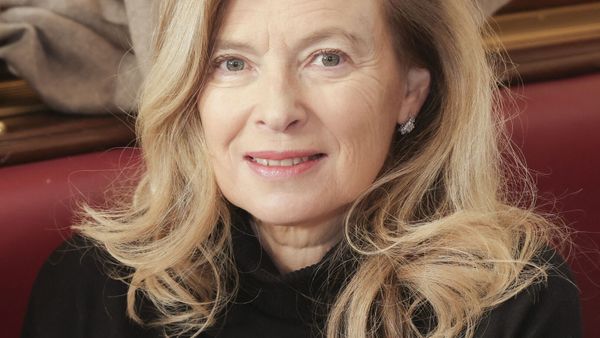 Valérie Trierweiler : son fils Anatole a 30 ans, elle partage un rare cliché et fait un clin d’oeil au papa