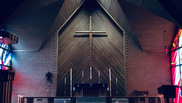 Vente de drogue et braquage de banque : le parcours hors du commun d’un prêtre français