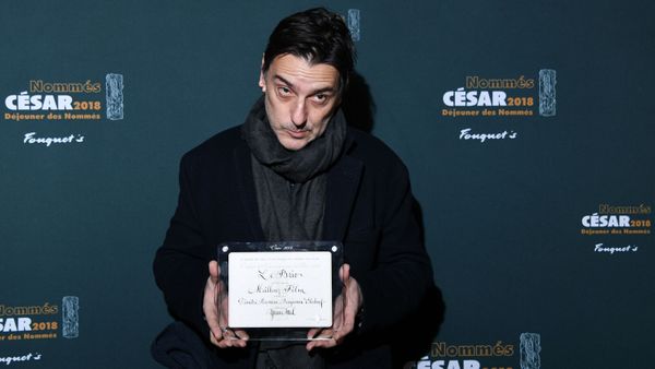 Yvan Attal : pourquoi a-t-il la paupière qui tombe ?