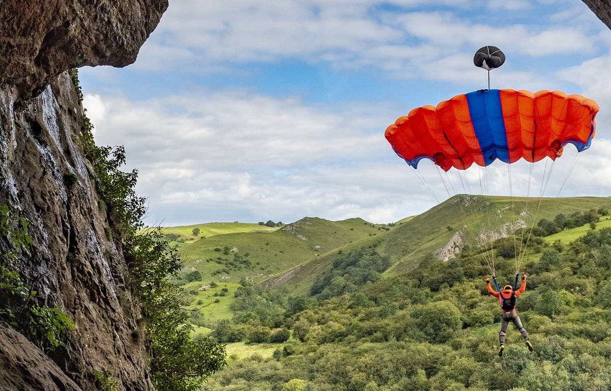 Pyrénées : Un base-jumper se tue en sautant d’une falaise dans le massif du Pibeste