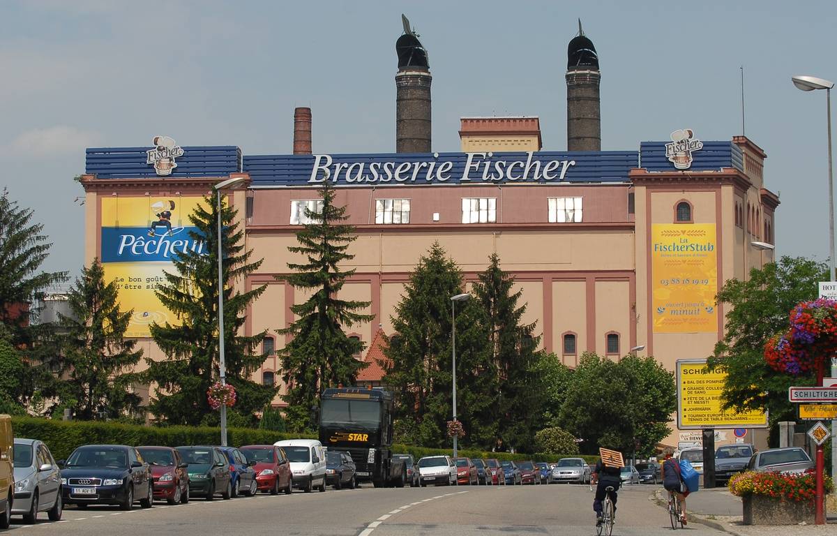 Strasbourg : Destruction de la grande cheminée de la brasserie Fischer qui menaçait de s’effondrer