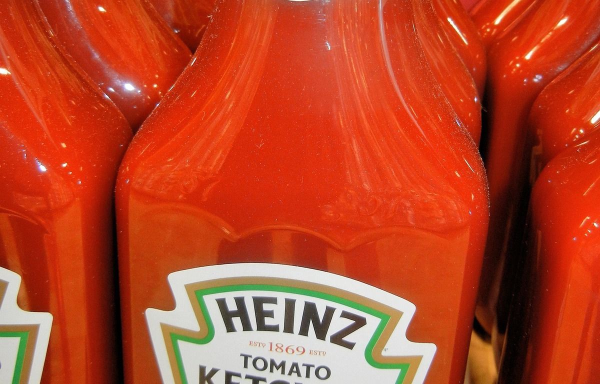 Le ketchup lui a sauvé la vie sur son bateau, Heinz veut le retrouver