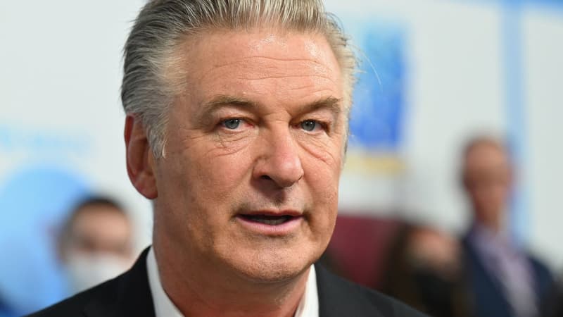 Tir mortel sur un tournage: abandon d’une circonstance aggravante visant Alec Baldwin