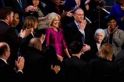 Un baiser entre Jill Biden et le mari de la vice-présidente enflamme la toile: sur la bouche ou juste à côté?