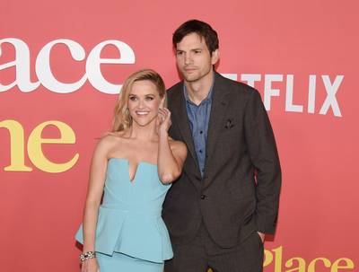 Même Mila Kunis trouve ces photos d’Ashton Kutcher et Reese Witherspoon gênantes