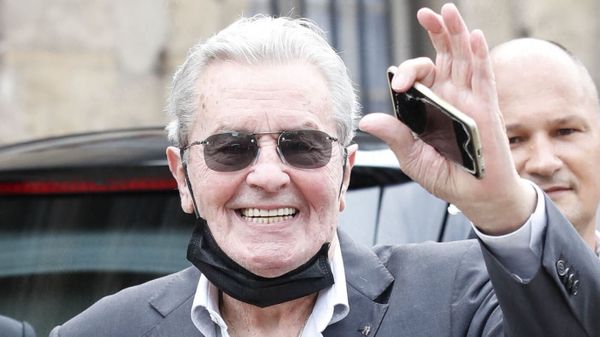 Alain Delon : l’acteur s’est rendu à Paris en catimini pour une bonne raison