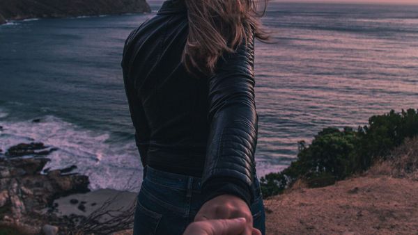 Couples : qu’est-ce que le monkey-barring, cette pratique amoureuse toxique de ceux qui ont peur du célibat ?