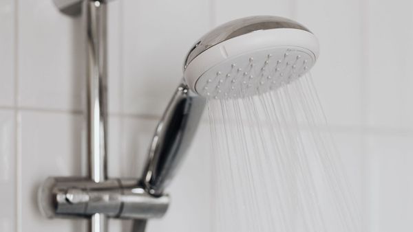 Elle donne une douche à sa fille de 5 ans et fait une découverte rarissime et dramatique