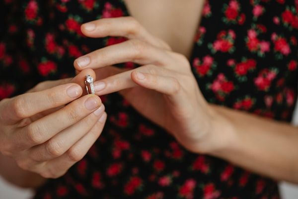 Elle surprend son fiancé en train de la tromper le jour de leur mariage