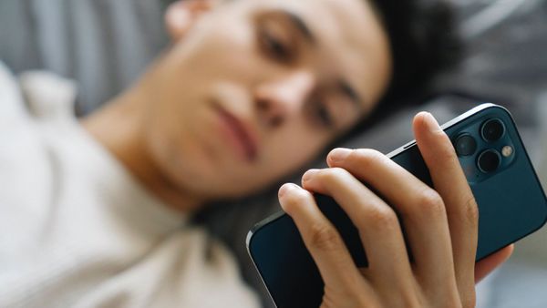 Endormi dans son lit, il est tué par son propre téléphone