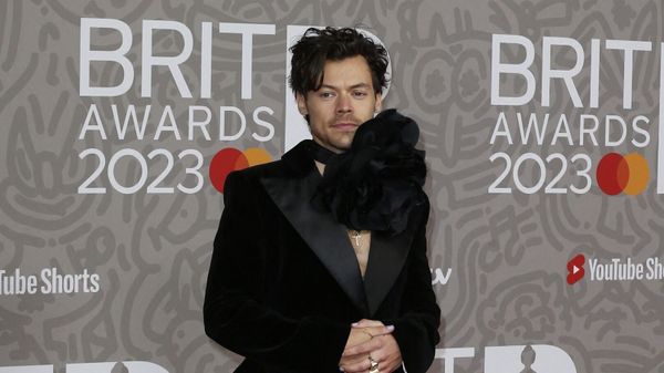 Harry Styles terrifié : certains fans du chanteur veulent lui arracher les cheveux