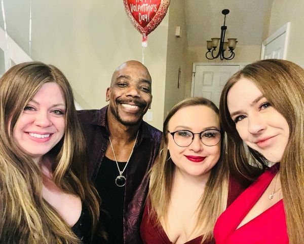 Homme au foyer et polygame il reste à la maison pendant que ses trois femmes travaillent