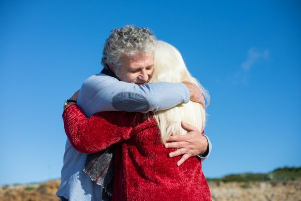 Il rencontre sa mère biologique à 58 ans des retrouvailles attendrissantes