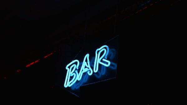 Il tente de poignarder un homme à la sortie d’un bar, sa mère a le malheur d’être dans les parages 