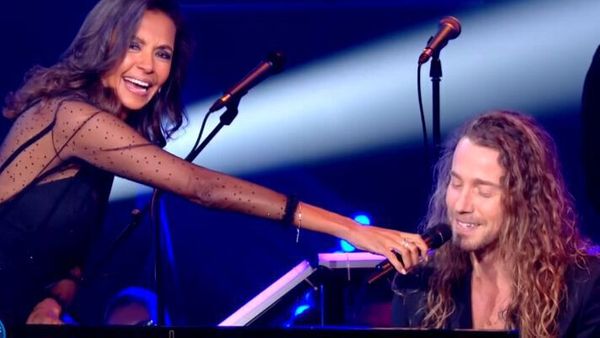 “J’en ai déjà tenu des plus lourdes” : cette blague graveleuse de Karine Le Marchand à Julien Doré