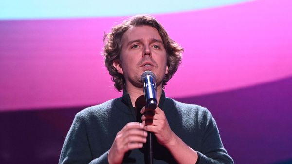 "J’ai une compagne mais…" : Alex Vizorek fait des confidences sur sa vie privée