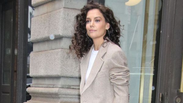Katie Holmes : pantalon zébré et side hair ou jupe en cuir frangée et curly hair, ses looks épatants à New York