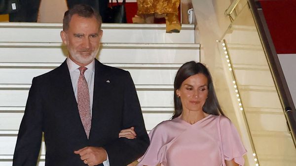 Letizia d’Espagne sublime en total look rose poudré, son mari Felipe lui fait un clin d’oeil mode