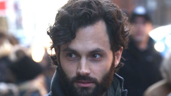 "Mon coeur s’est arrêté" : Penn Badgley (You, Gossip Girl) raconte être passé à côté de la mort lorsqu’il était bébé