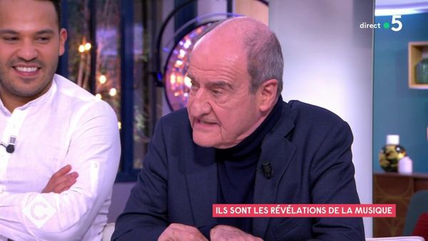 "On a presque la même" : Pierre Lescure ose une vanne au ras des pâquerettes sur le physique d’un invité