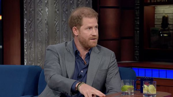 Prince Harry : la femme plus âgée derrière sa perte de virginité sort du silence, "Nous avons fini par terre"