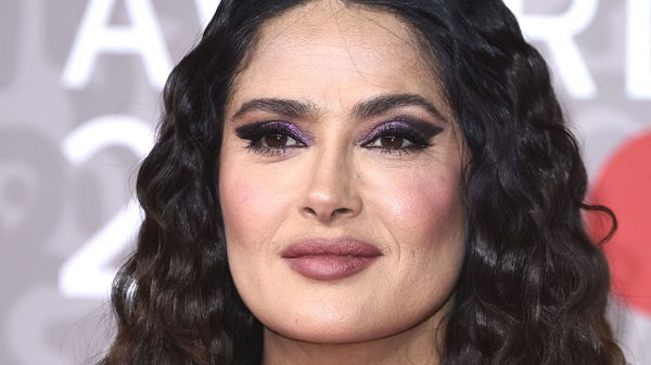 Secrets anti-âge : l’astuce beauté déconcertante de Salma Hayek pour une peau impeccable