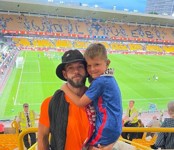 Un père de famille se fait tatouer l’appareil auditif de son fils malentendant