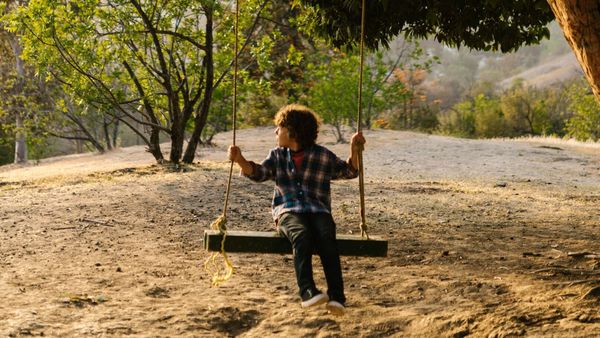 Un petit garçon se retrouve pris au piège d’une balançoire, l’issue est dramatique