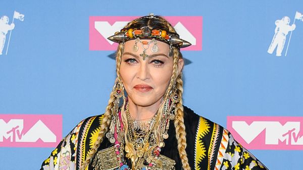 "Un vampire de 2 700 ans…" : Madonna affiche un nouveau visage aux Grammy Awards et choque ses fans