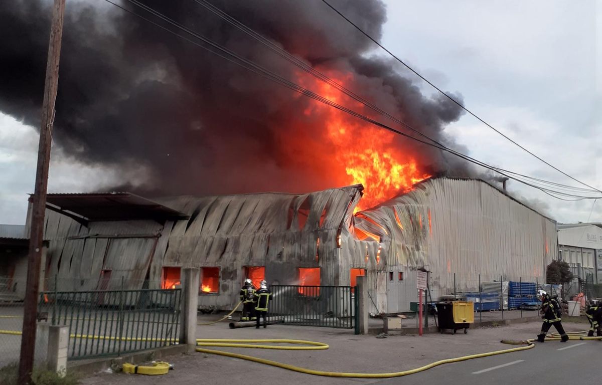 Hérault : Un violent incendie ravage un entrepôt où étaient stockés des cartons vides
