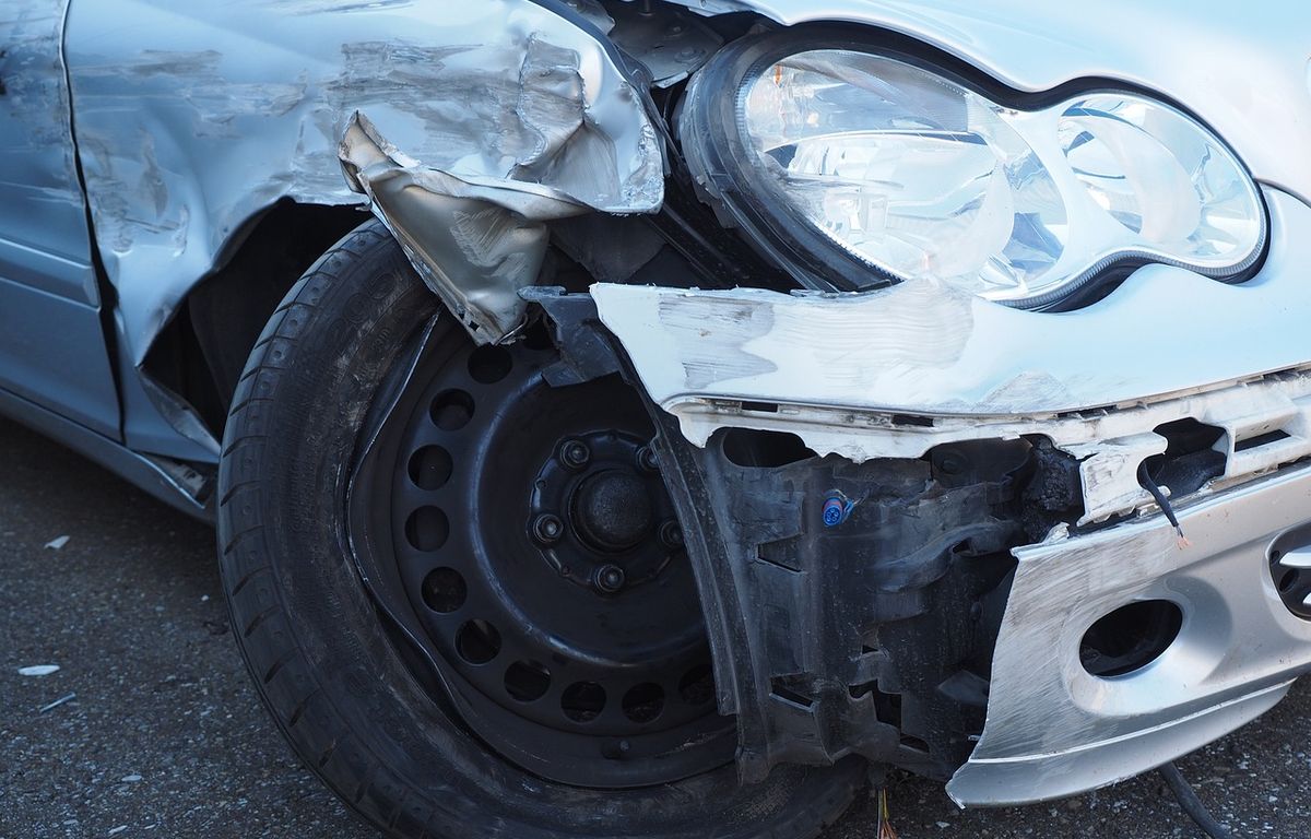 Etats-Unis : Une voiture décolle et retombe lourdement après un choc avec un pneu