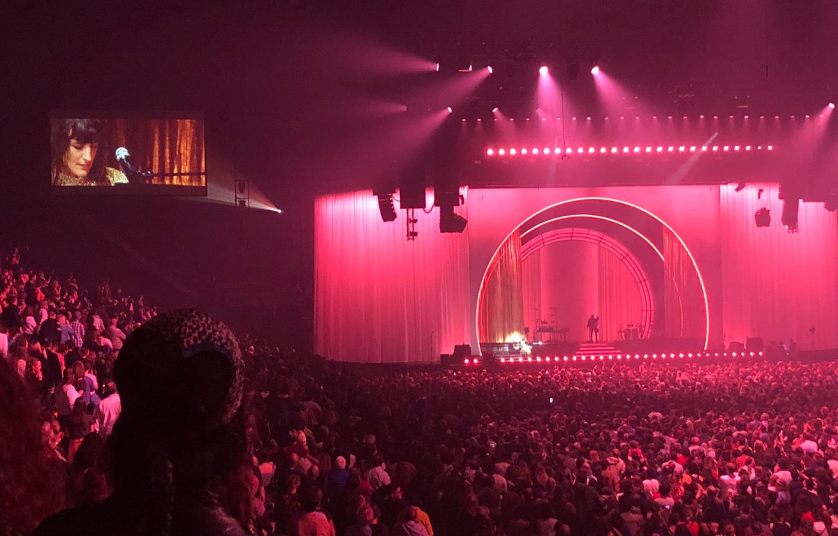 Juliette Armanet a « brûlé le feu » à Bercy, son concert brièvement évacué