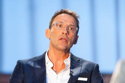 “Il marchait sur le trottoir”: ému, Julien Courbet évoque son père tué par un chauffard