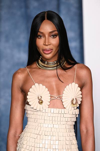 Ces photos retouchées de Naomi Campbell provoquent la colère des fans: “Elle n’accepte pas de vieillir”