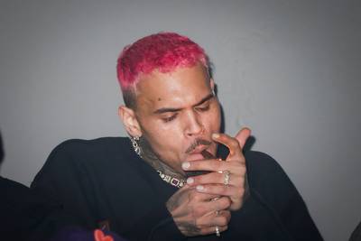 Chris Brown surpris en train de fumer en boîte à Bruxelles: un p-v pourrait lui être envoyé