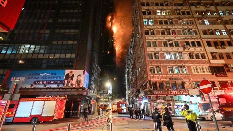Hong Kong: les images spectaculaires de l’incendie d’un gratte-ciel en construction