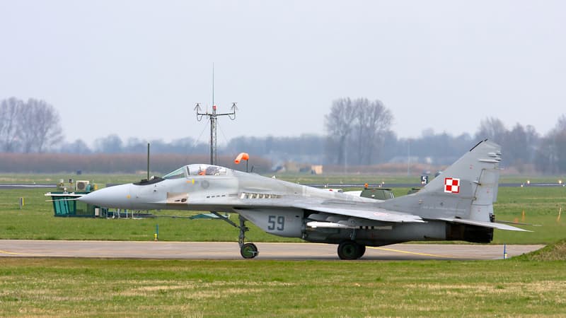 La livraison d’avions de la Pologne à l’Ukraine “ne change rien” au refus américain de faire de même