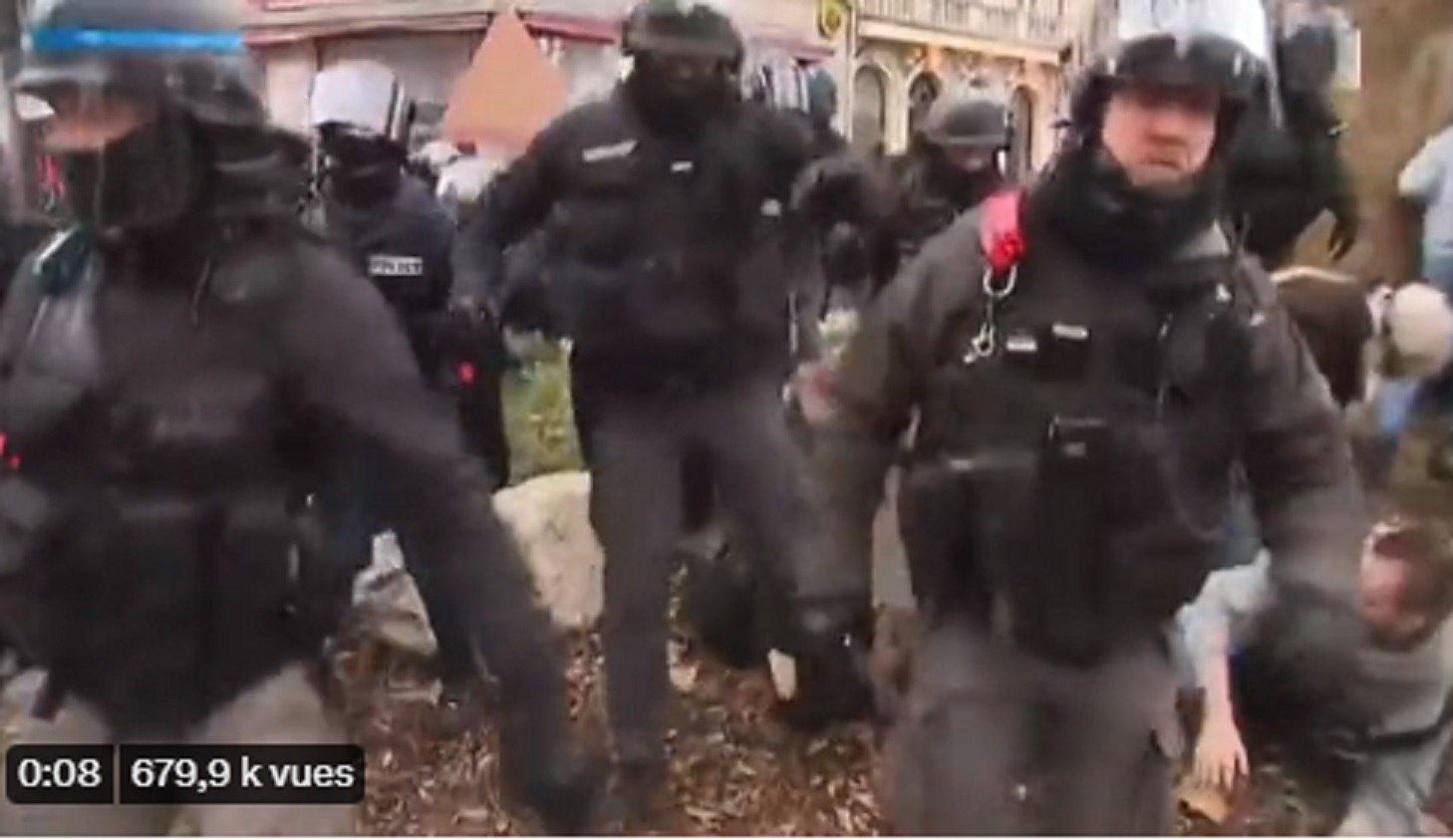 VIDEO : Un policier écrase la tête d’un manifestant avec son pied !