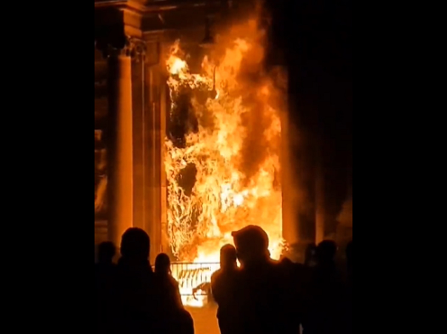 VIDEO CHOC – La mairie de Bordeaux incendiée !