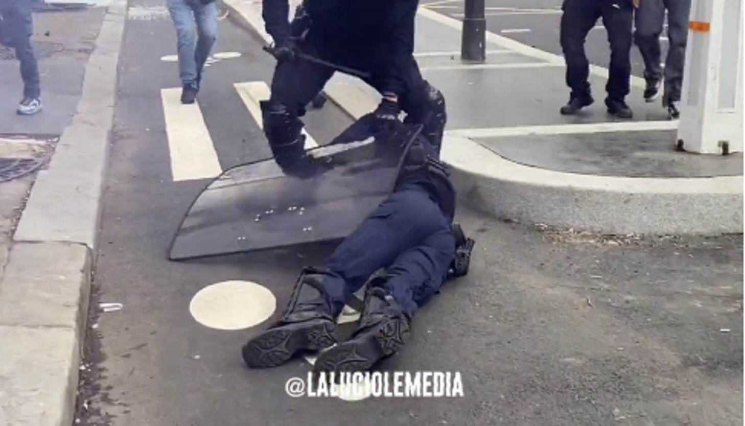 VIDEO CHOC – Un policier tombe raide en pleine manifestation !