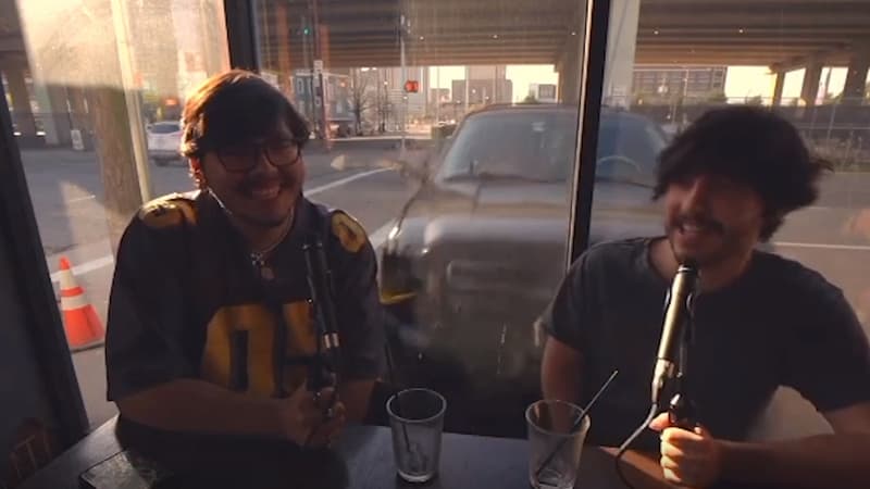 Les images spectaculaires d’une voiture s’encastrant dans un café pendant l’enregistrement d’un podcast