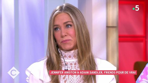 Adam Sandler : quand sa femme lui donne des conseils pour… mieux embrasser Jennifer Aniston 