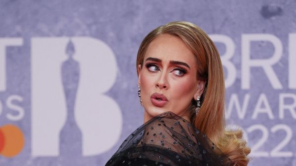 Adele fiancée : elle exhibe fièrement sa spectaculaire bague à 1 million de dollars