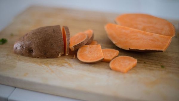 Douze ans après un meurtre mystérieux, une patate douce fait basculer l’enquête